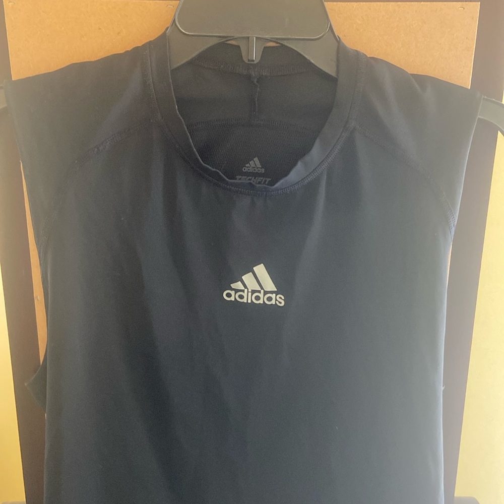 M Adidas tech fit compression sleeveless under shirt top